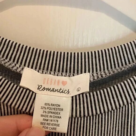 Adorable button sleeved top L - Picture 2 of 3